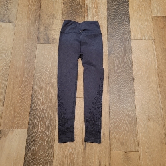 Calia Women's grey legging w/ floral eyelet design size XS - Picture 3 of 9